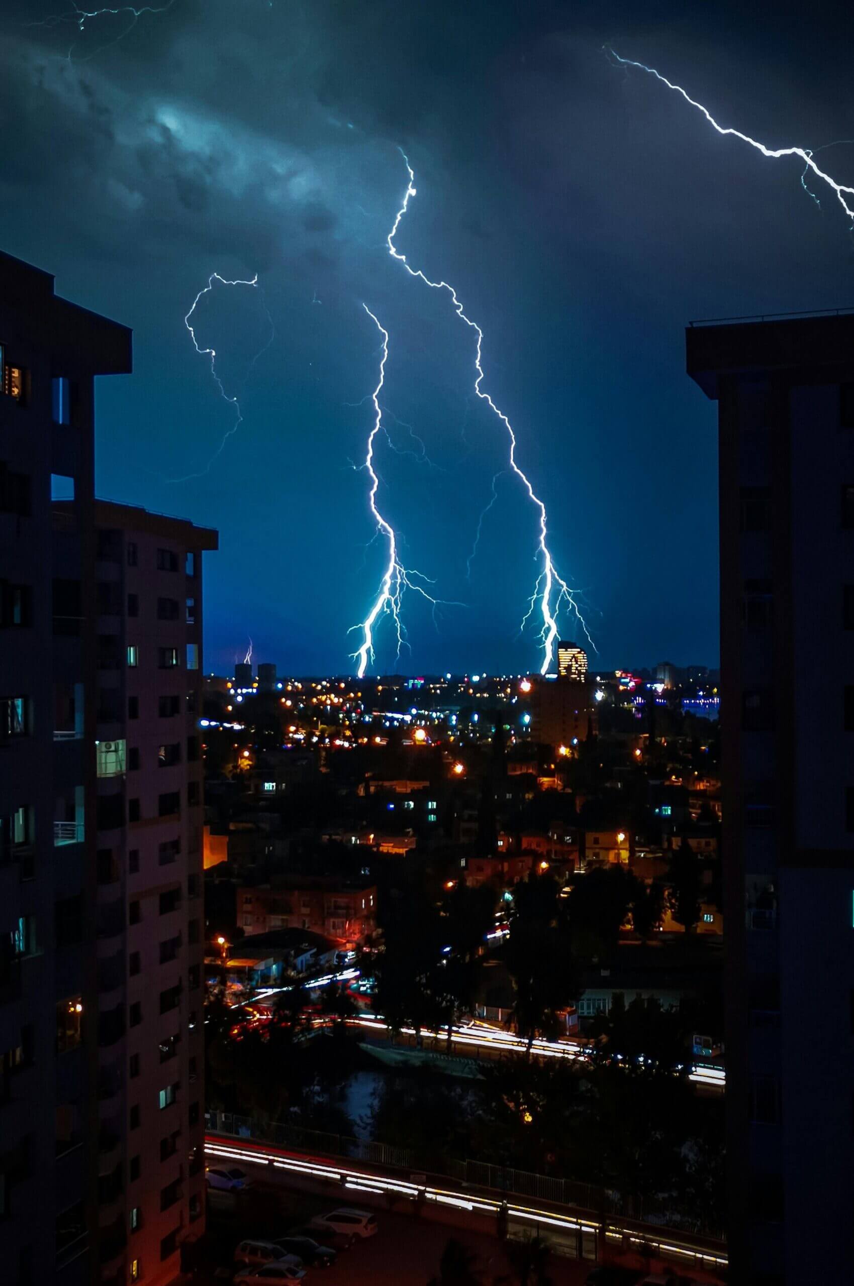 Cidade recebendo raios (descargas elétricas) das nuvens